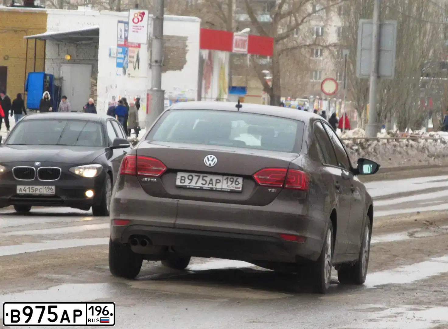 Фото автомобиля VOLKSWAGEN JETTA, 2014 — госномер В975АР196. Цвет: КОРИЧНЕВЫЙ