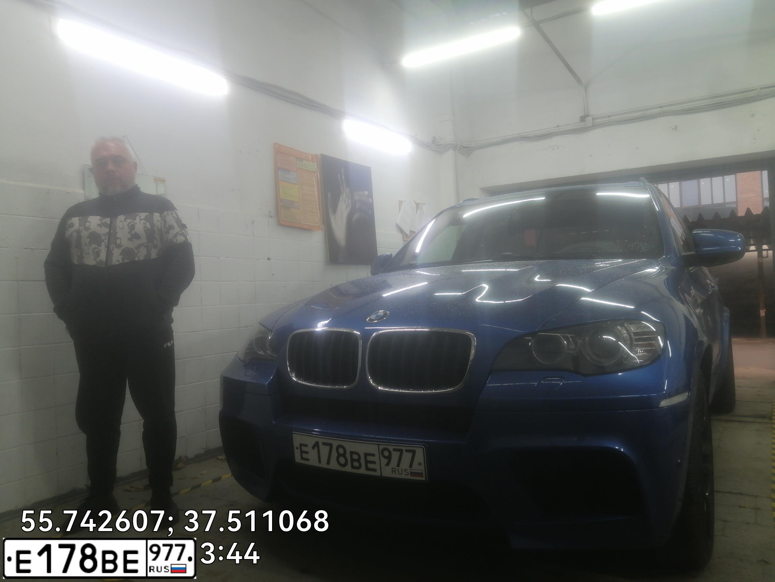 Фото автомобиля BMW X5M, 2012 — госномер М666УХ77. Цвет: синий