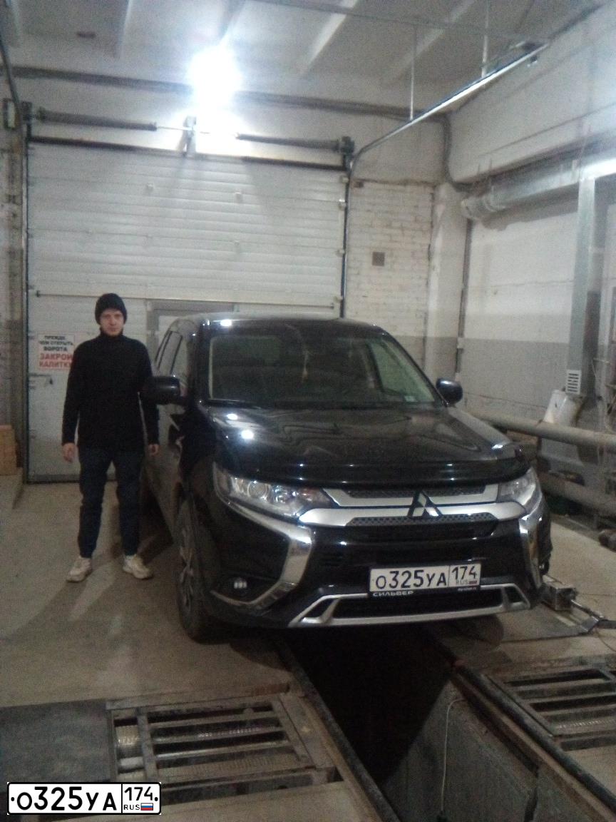 Фото автомобиля MITSUBISHI OUTLANDER, 2019 — госномер О325УА174. Цвет: ЧЕРНЫЙ