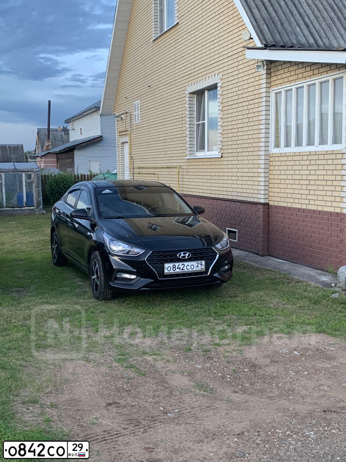 Фото автомобиля HYUNDAI SOLARIS, 2017 — госномер О842СО29. Цвет: ЧЕРНЫЙ