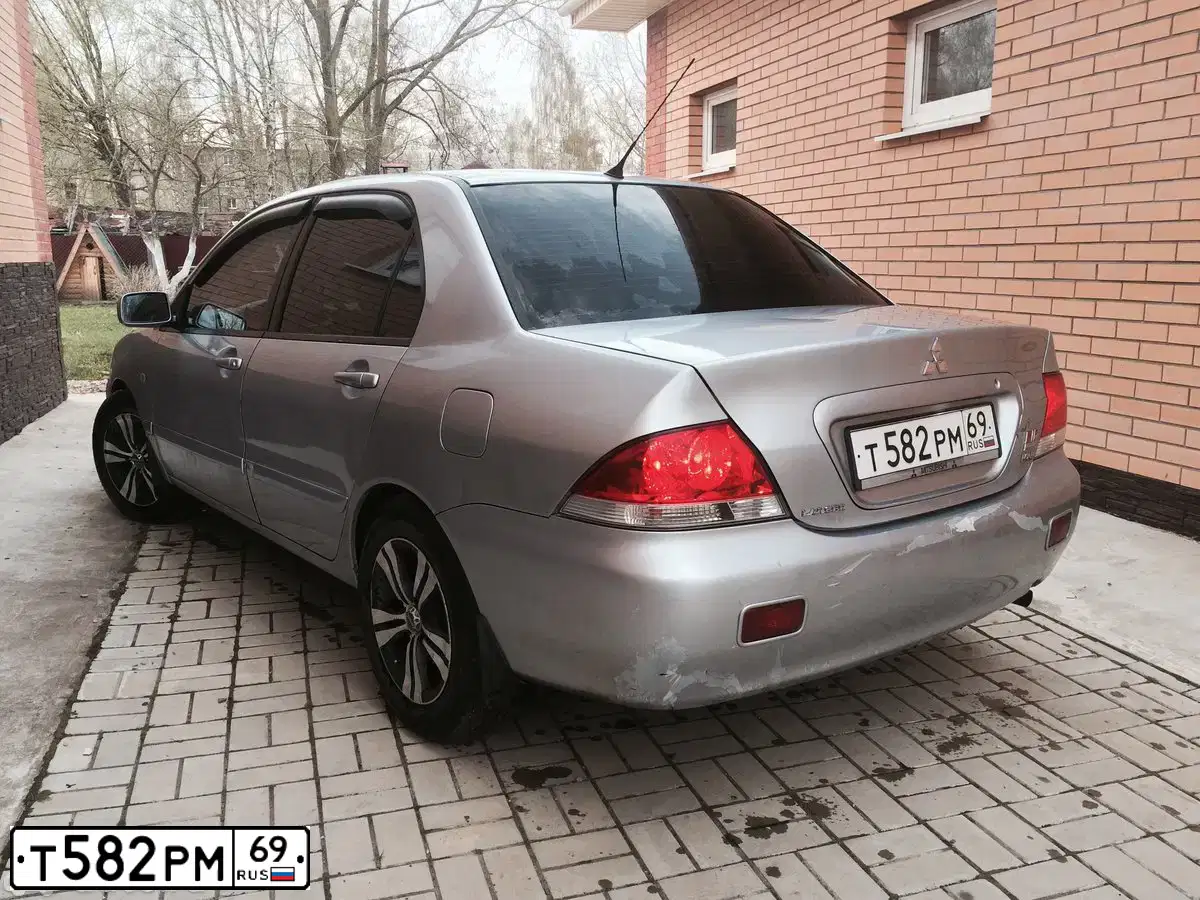 Фото автомобиля MITSUBISHI LANCER, 2005 — госномер У555УЕ150. Цвет: СЕРЕБРИСТЫЙ