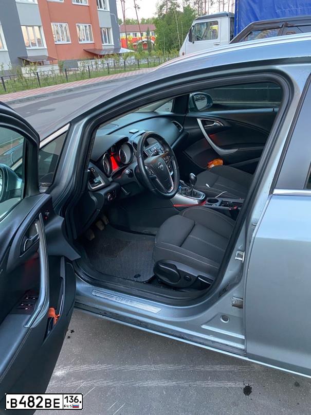 Фото автомобиля OPEL ASTRA, 2012 — госномер У500УЕ36. Цвет: Серый