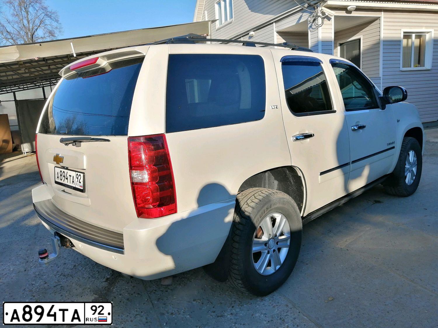 Фото автомобиля CHEVROLET TAHOE, 2012 — госномер Н494УА799. Цвет: Белый