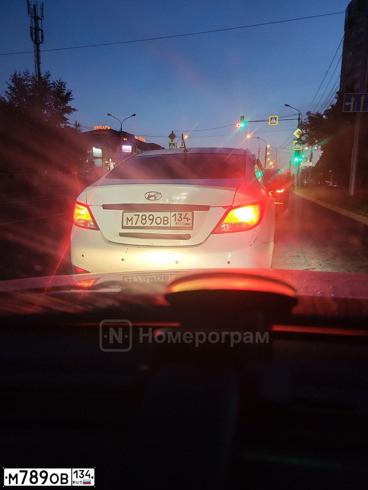 Фото автомобиля HYUNDAI SOLARIS, 2014 — госномер М789ОВ134. Цвет: БЕЛЫЙ-ЖЕЛТЫЙ-СЕРЫЙ