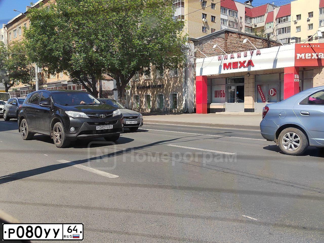 Фото автомобиля TOYOTA RAV4, 2013 — госномер Р080УУ64. Цвет: ЧЕРНЫЙ