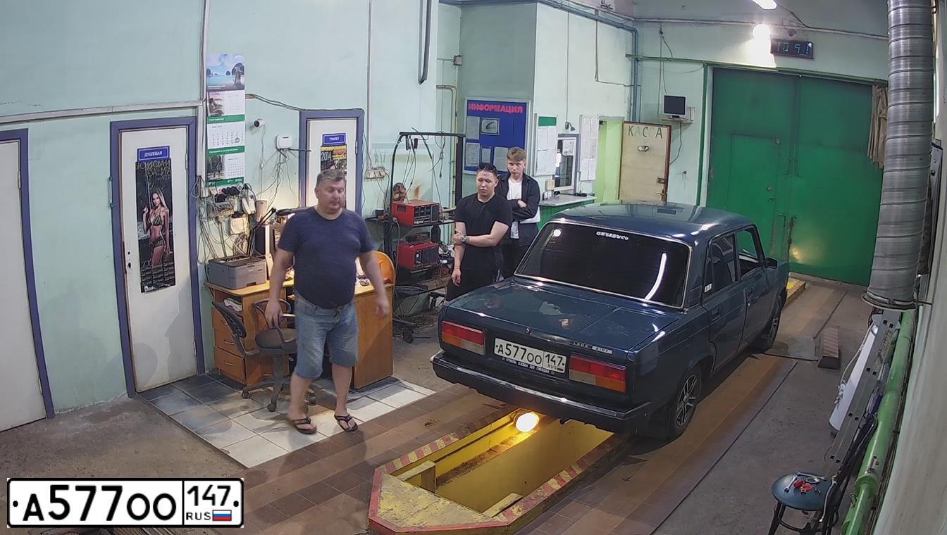 Фото автомобиля LADA 2107, 2008 — госномер А577ОО147. Цвет: Темно-зеленый