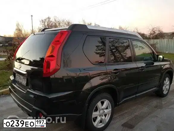 Фото автомобиля NISSAN X-TRAIL, 2010 — госномер О239ЕО197. Цвет: ЧЕРНЫЙ