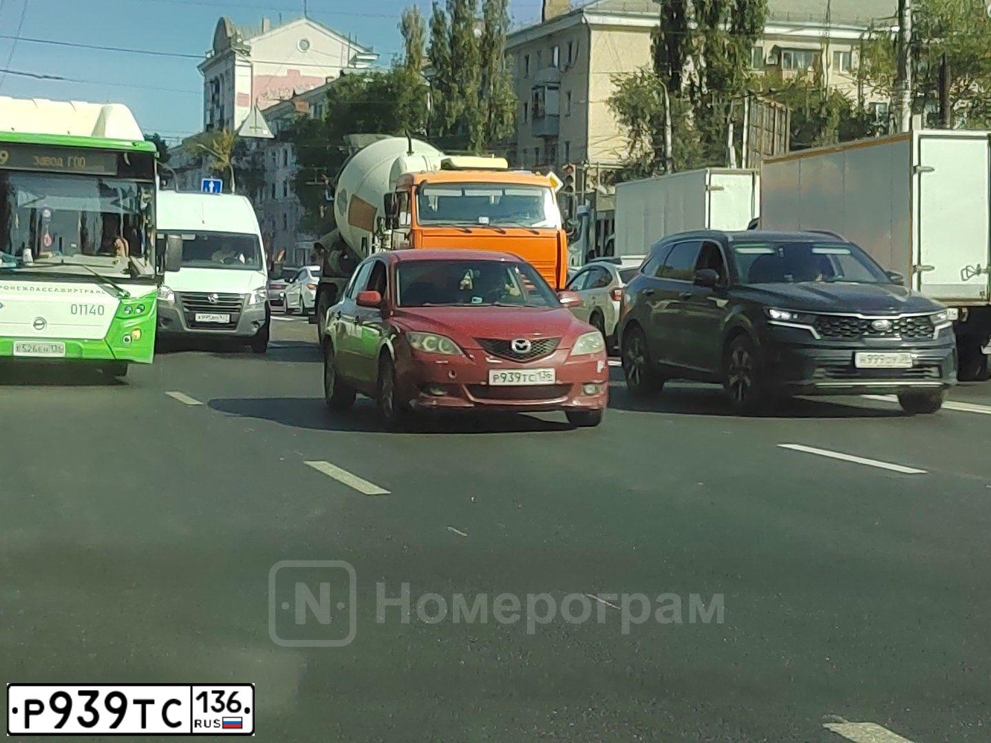 Фото автомобиля MAZDA 3, 2006 — госномер Р939ТС136. Цвет: Красный