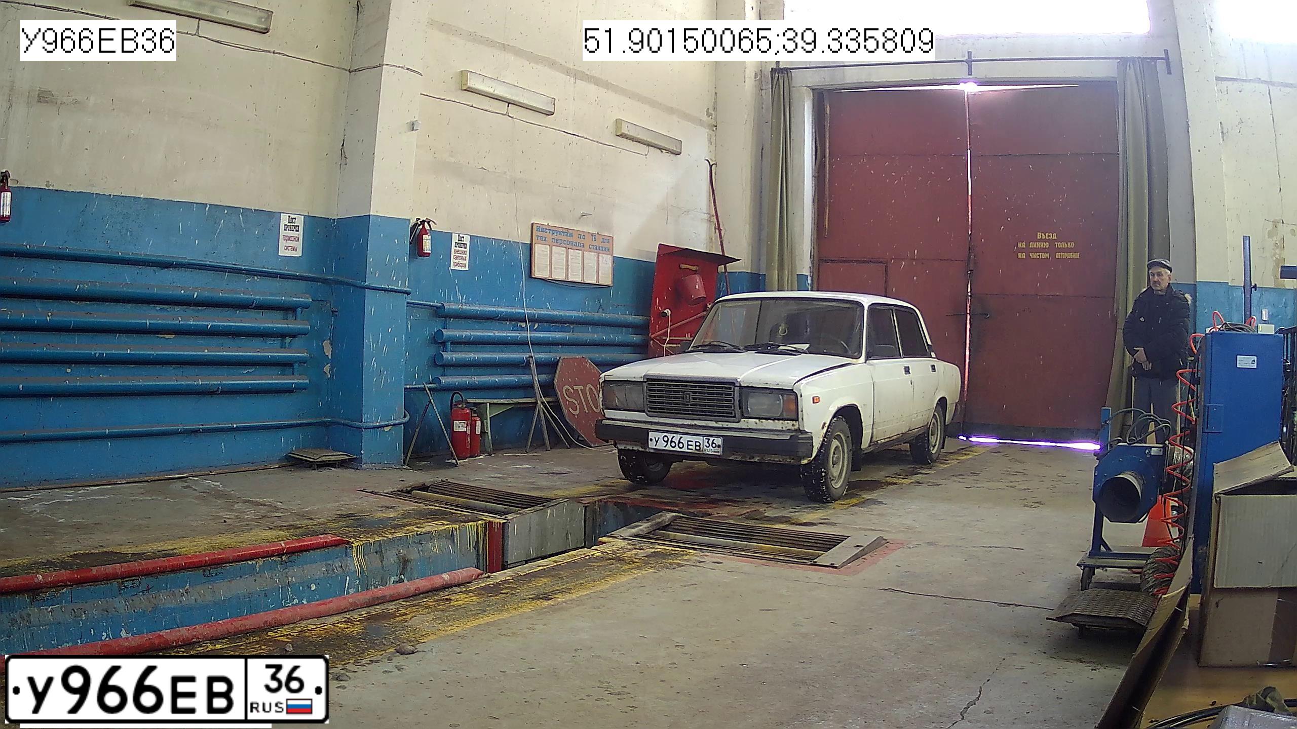 Фото автомобиля LADA 2107, 1999 — госномер У966ЕВ36. Цвет: БЕЛЫЙ