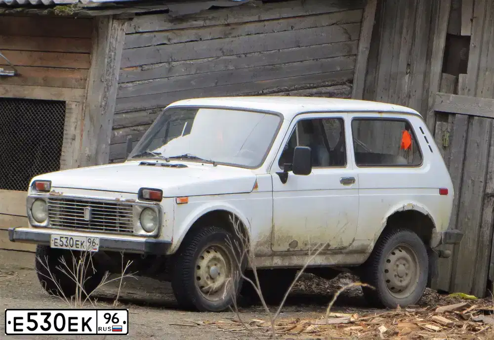 Фото автомобиля LADA 2121 NIVA, 1989 — госномер Е530ЕК96. Цвет: БЕЛЫЙ