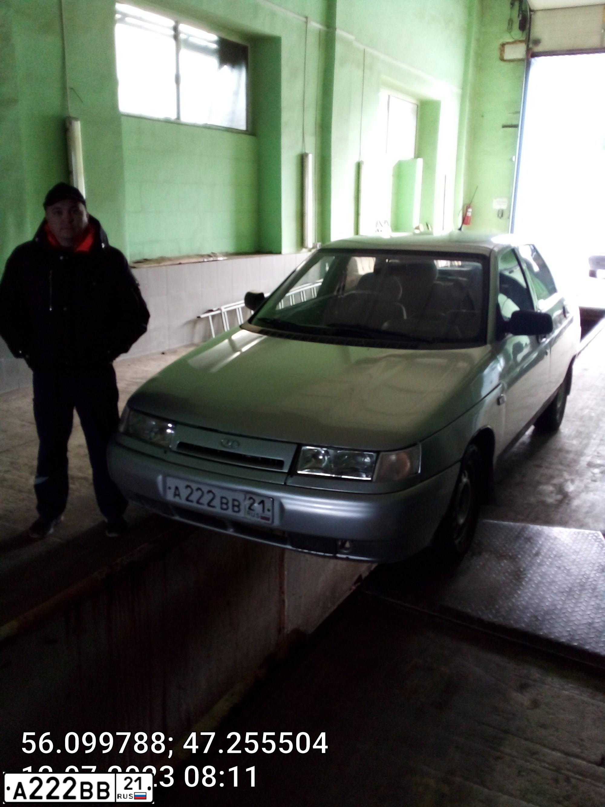 Фото автомобиля LADA 2112, 2001 — госномер А222ВВ21. Цвет: СВЕТЛО-СЕРЕБРИСТЫЙ МЕТАЛЛ