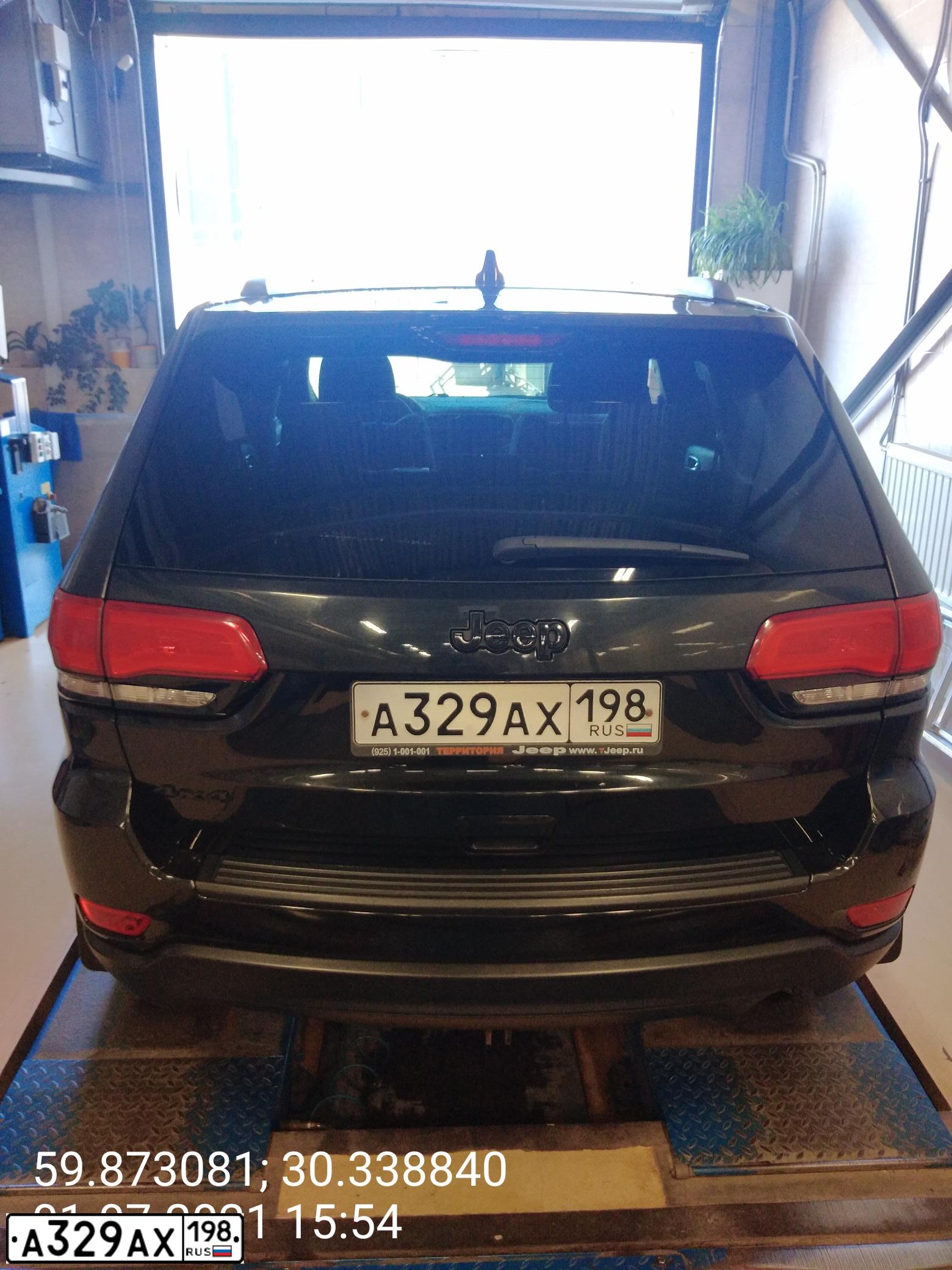 Фото автомобиля JEEP GRAND CHEROKEE, 2013 — госномер Т385МР198. Цвет: ЧЕРНЫЙ