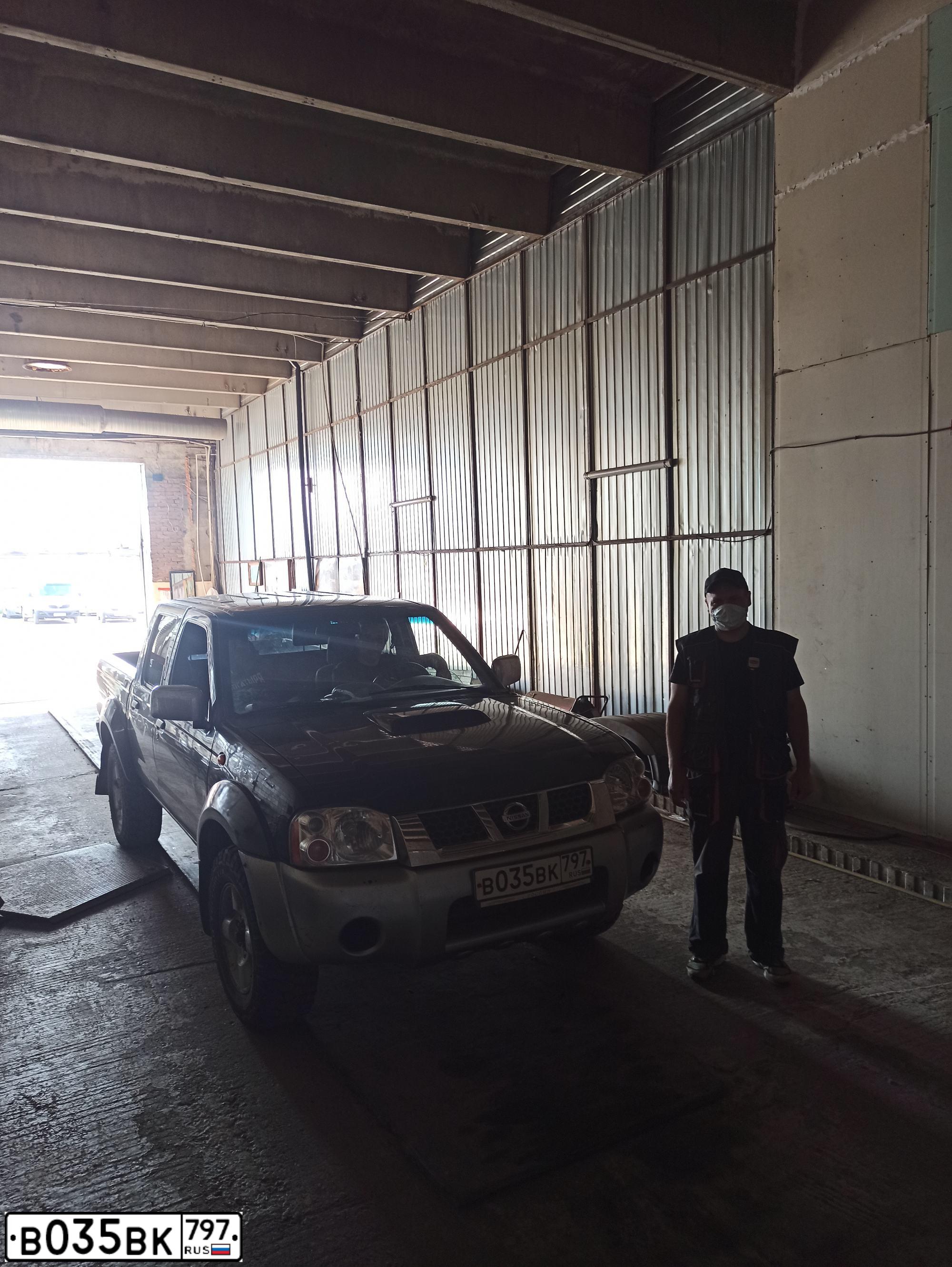 Фото автомобиля NISSAN NP 300, 2011 — госномер В035ВК797. Цвет: ЧЕРНЫЙ