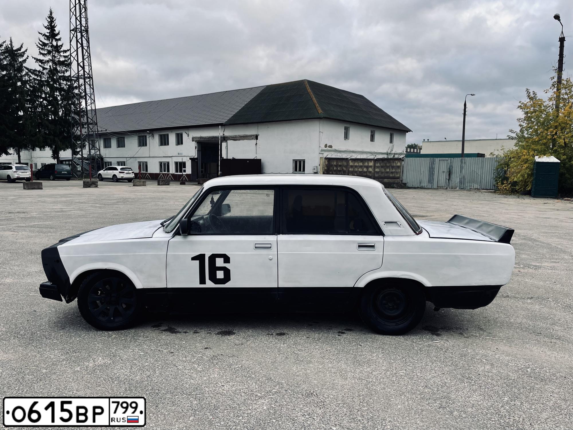 Фото автомобиля LADA 2107, 2004 — госномер О615ВР799. Цвет: БЕЛЫЙ