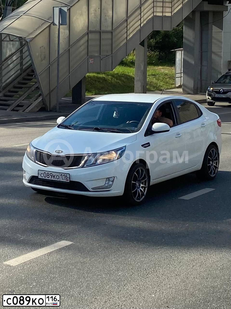 Фото автомобиля KIA RIO, 2012 — госномер С089КО116. Цвет: Белый