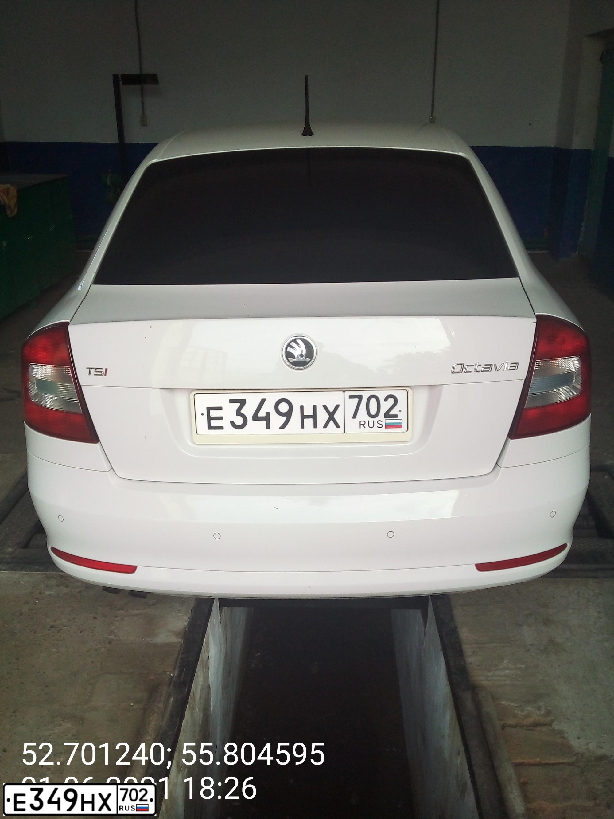 Фото автомобиля SKODA OCTAVIA, 2011 — госномер Е349НХ702. Цвет: Белый