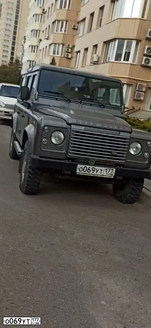 Фото автомобиля LANDROVER DEFENDER, 2007 — госномер О069УТ177. Цвет: СЕРЫЙ