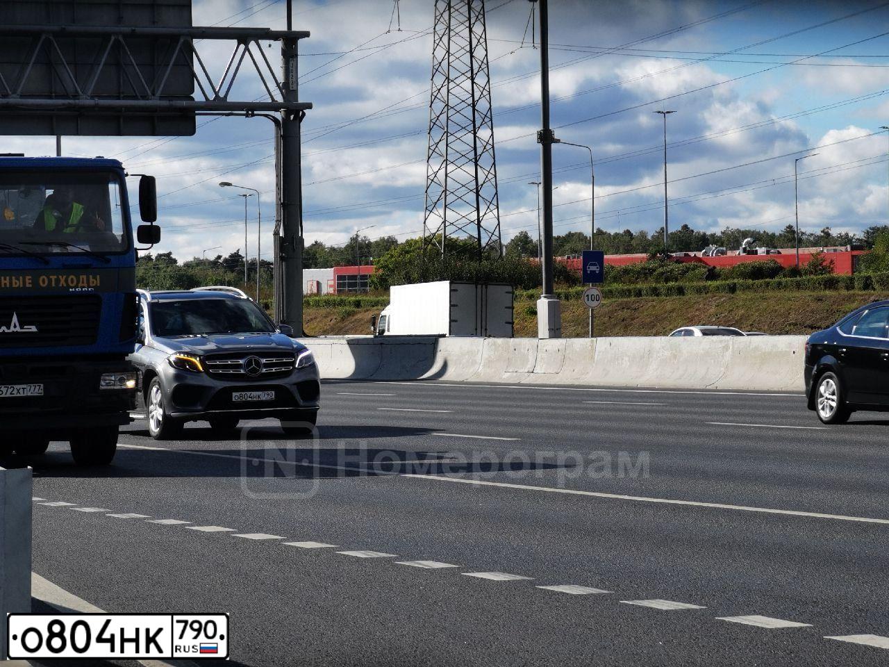 Фото автомобиля MERCEDES GL-KLASSE, 2018 — госномер О804НК790. Цвет: Серый