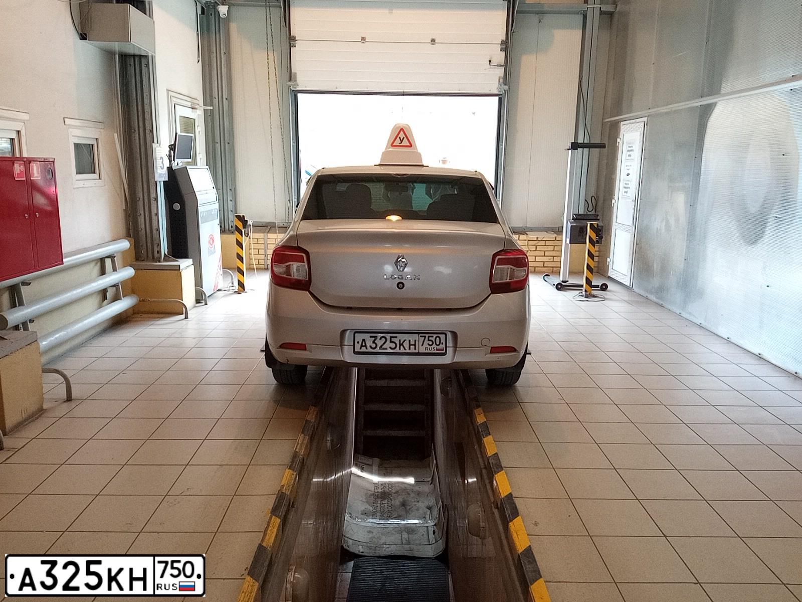 Фото автомобиля RENAULT LOGAN, 2014 — госномер А325КН750. Цвет: СЕРЫЙ СВЕТЛЫЙ