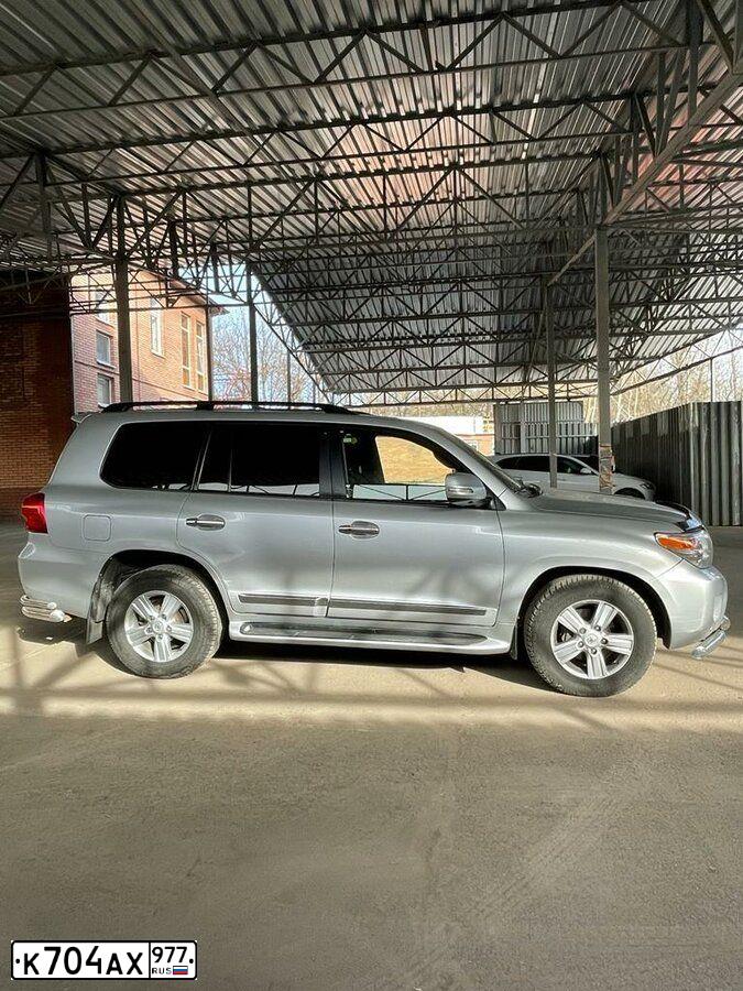 Фото автомобиля TOYOTA LANDCRUISER 200, 2013 — госномер С200АВ761. Цвет: СЕРЕБРИСТЫЙ