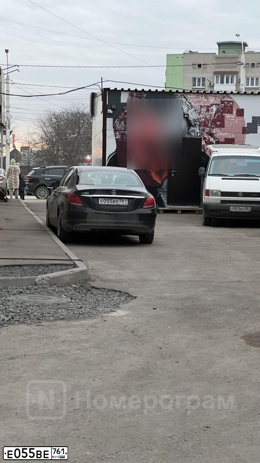 Фото автомобиля MERCEDES C-KLASSE, 2017 — госномер Е055ВЕ761. Цвет: ЧЕРНЫЙ