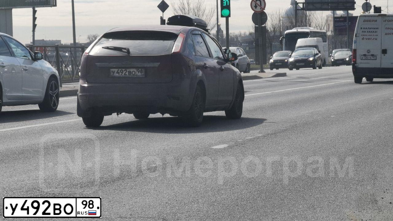Фото автомобиля FORD FOCUS, 2008 — госномер Р374АУ32. Цвет: ВИШНЕВЫЙ