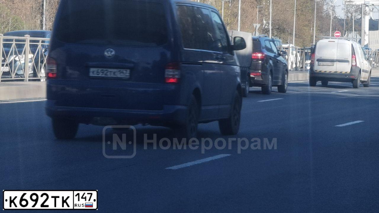Фото автомобиля VOLKSWAGEN TRANSPORTER, 2010 — госномер К692ТК147. Цвет: СИНИЙ ТЕМНЫЙ
