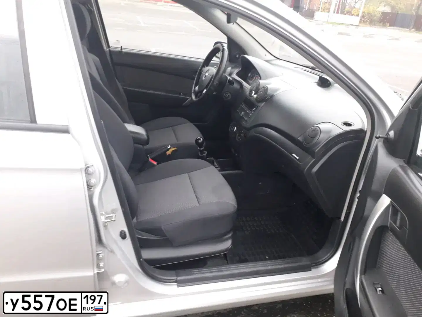 Фото автомобиля CHEVROLET AVEO, 2011 — госномер У557ОЕ197. Цвет: СЕРЫЙ