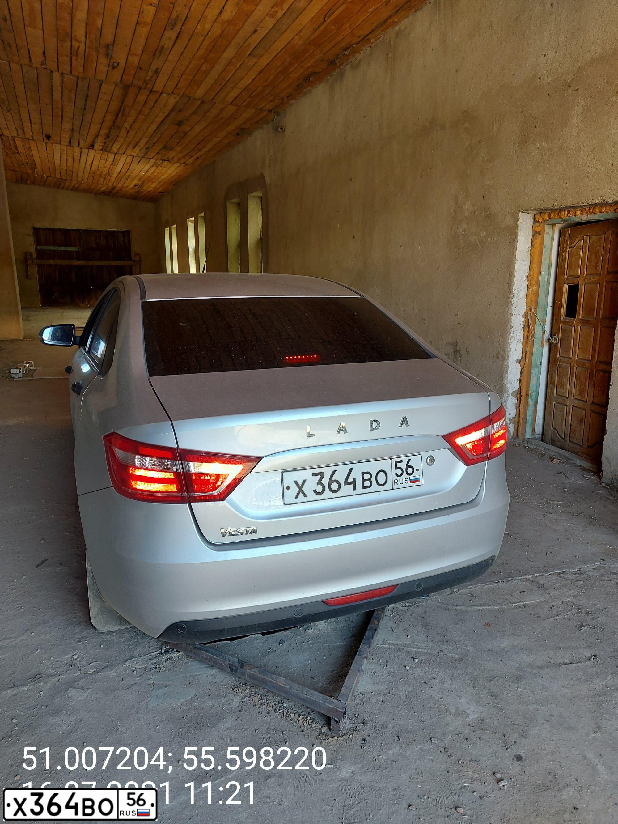 Фото автомобиля LADA VESTA, 2016 — госномер Е391ОМ156. Цвет: Серебристый