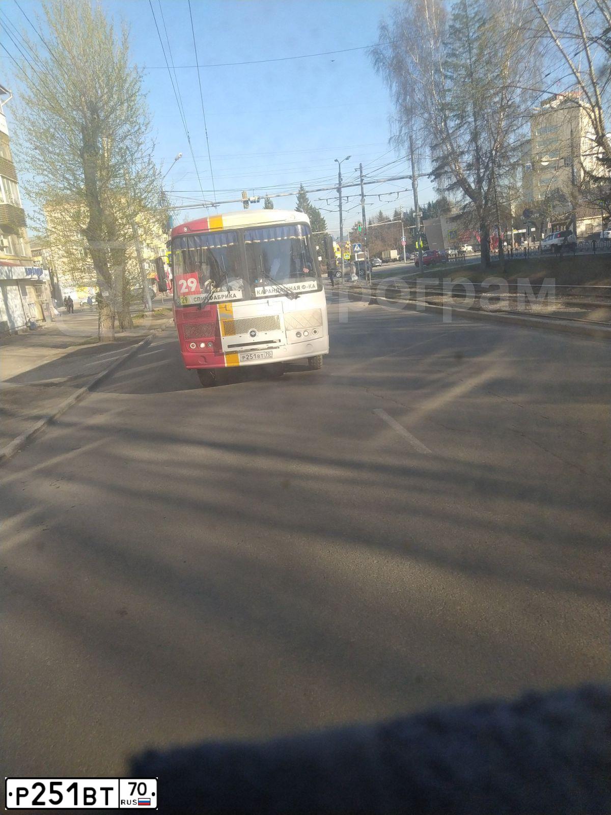 Фото автомобиля PAZ 3205, 2019 — госномер Р251ВТ70. Цвет: БЕЛЫЙ-КРАСНЫЙ-ЖЕЛТЫЙ