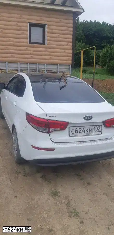 Фото автомобиля KIA RIO, 2015 — госномер С624КМ102. Цвет: Белый