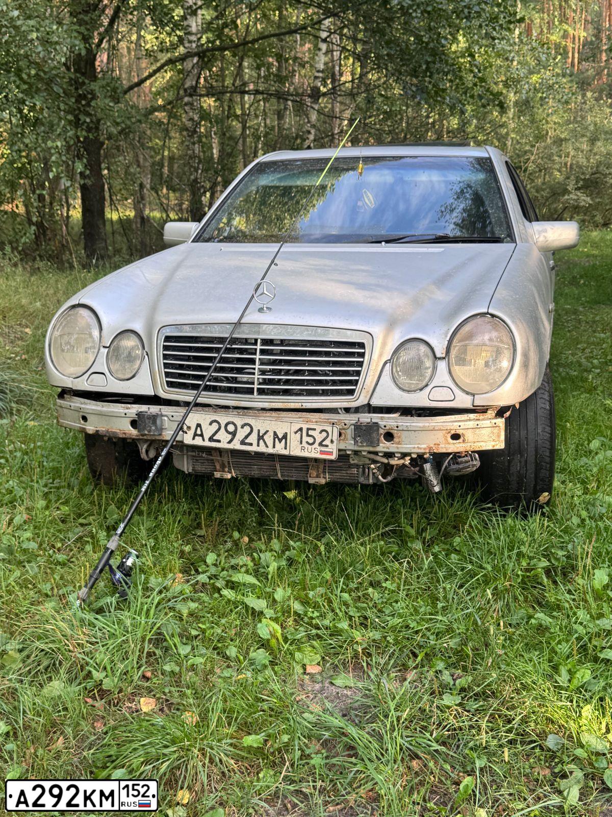 Фото автомобиля MERCEDES E-KLASSE, 1998 — госномер А292КМ152. Цвет: СВЕТЛО-СЕРЫЙ