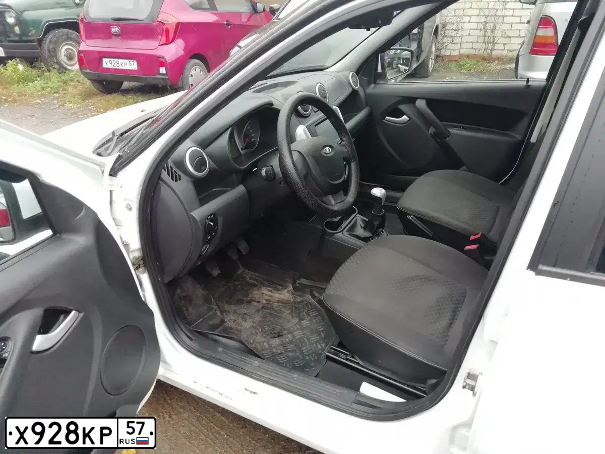 Фото автомобиля KIA PICANTO / MORNING, 2015 — госномер Х928КР57. Цвет: Красный
