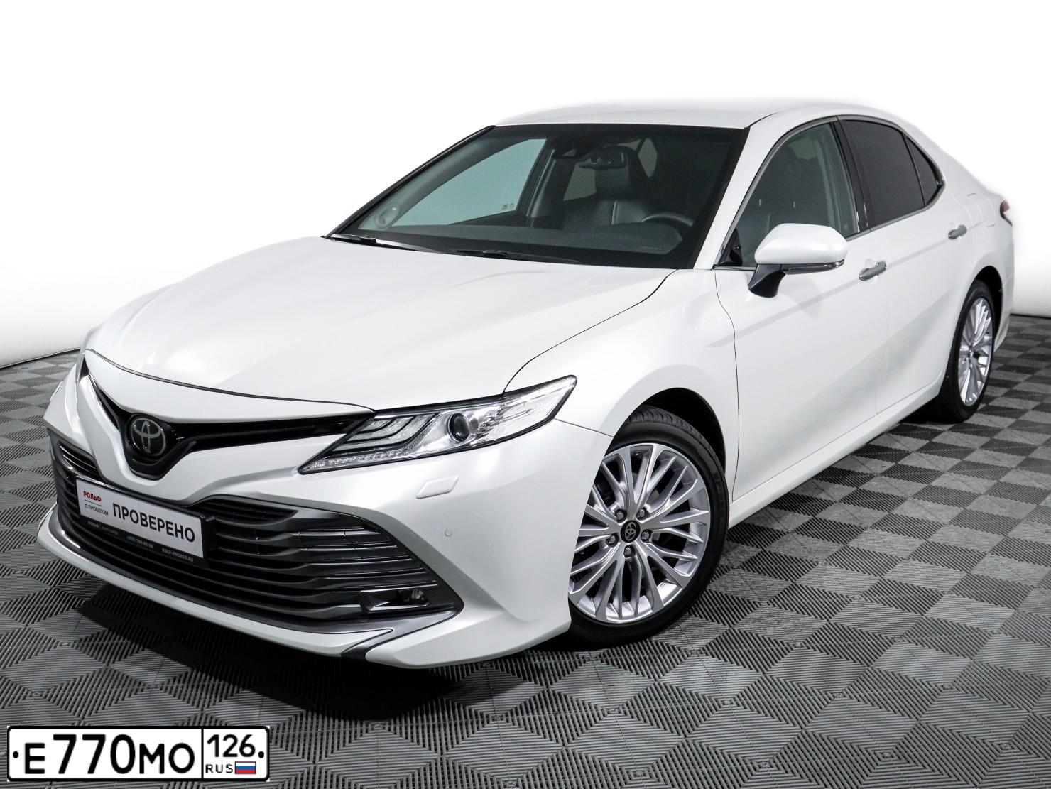 Фото автомобиля TOYOTA CAMRY, 2019 — госномер Е770МО126. Цвет: БЕЛЫЙ ПЕРЛАМУТР