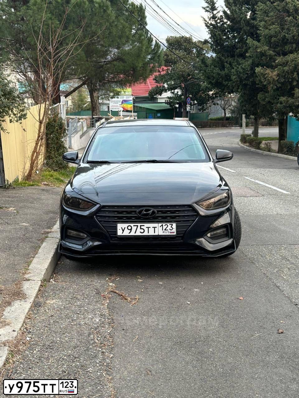 Фото автомобиля HYUNDAI SOLARIS, 2017 — госномер У975ТТ123. Цвет: ЧЕРНЫЙ