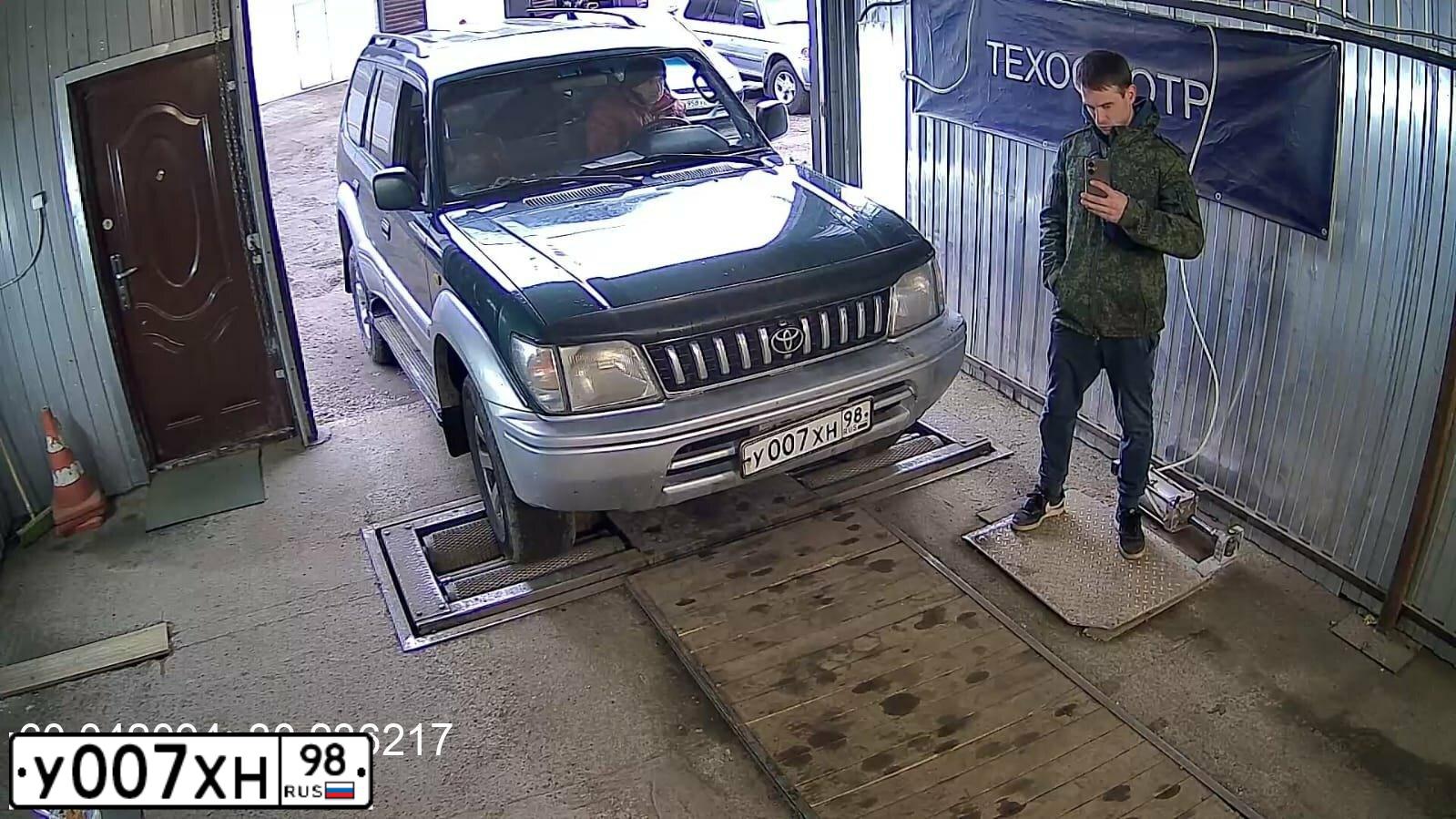 Фото автомобиля AUDI 80, 1994 — госномер А211ОТ198. Цвет: СИНИЙ