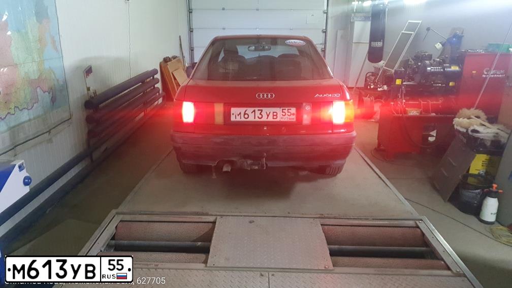 Фото автомобиля AUDI 80, 1987 — госномер Х926МХ72. Цвет: Красный
