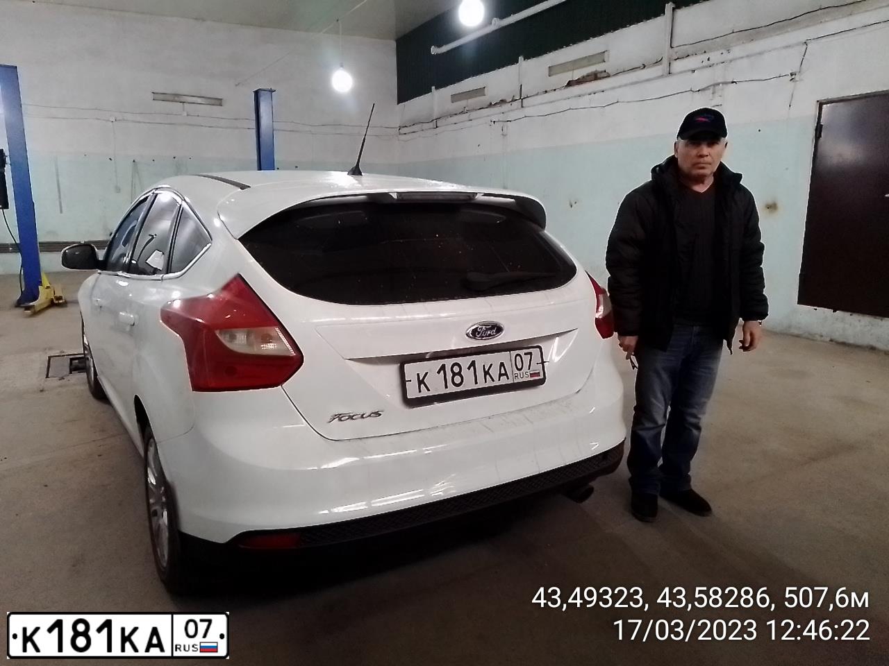 Фото автомобиля FORD FOCUS, 2013 — госномер К181КА07. Цвет: Белый