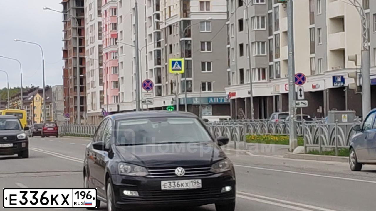 Фото автомобиля VOLKSWAGEN POLO, 2017 — госномер Е336КХ196. Цвет: ЧЕРНЫЙ