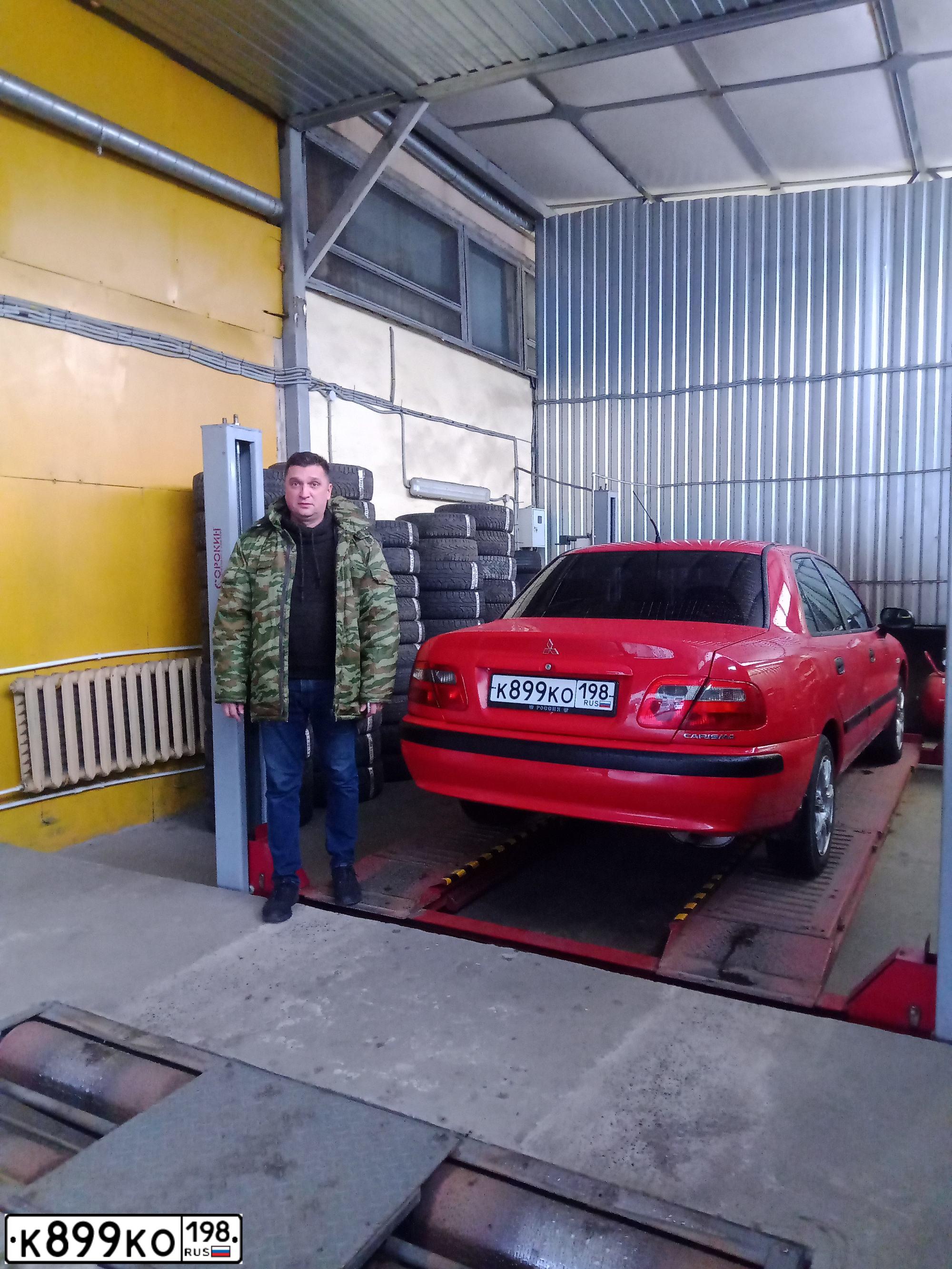 Фото автомобиля MITSUBISHI CARISMA, 2003 — госномер К899КО198. Цвет: Красный