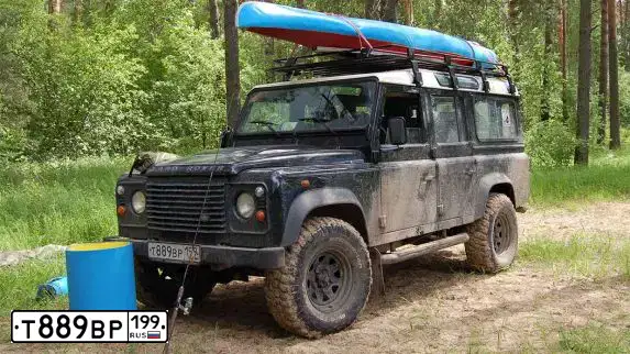 Фото автомобиля LANDROVER DEFENDER, 2008 — госномер Т889ВР199. Цвет: ЧЕРНЫЙ