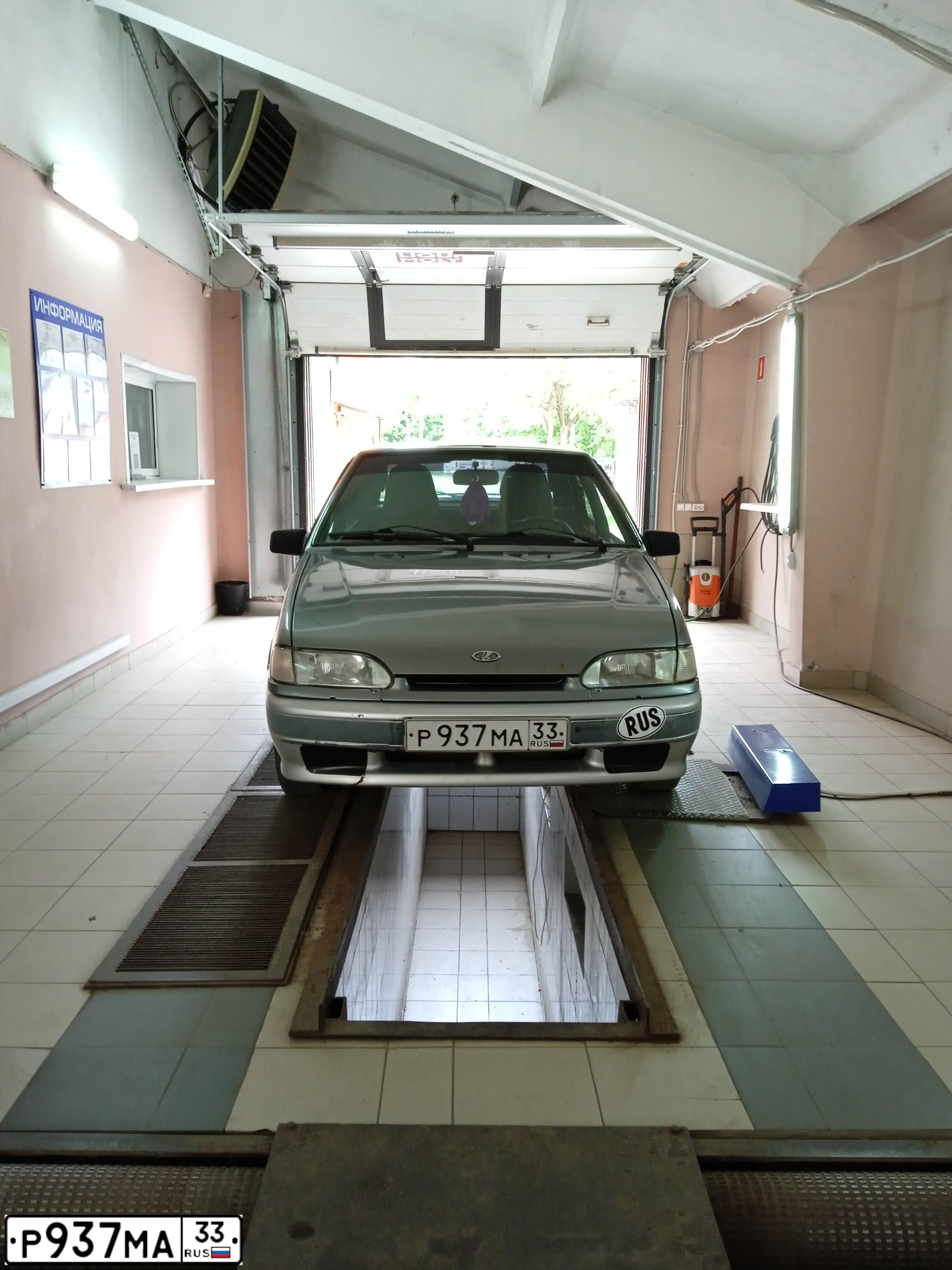Фото автомобиля LADA 2114 SAMARA, 2006 — госномер Р937МА33. Цвет: СЕРЕБРИСТО-СЕРЫЙ