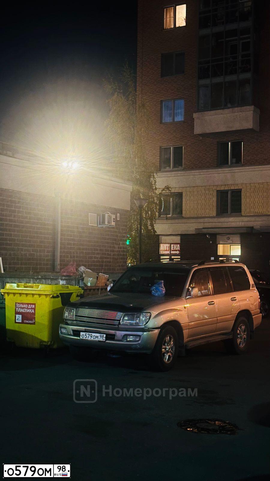 Фото автомобиля TOYOTA LANDCRUISER, 2002 — госномер О579ОМ98. Цвет: СЕРЕБРИСТЫЙ