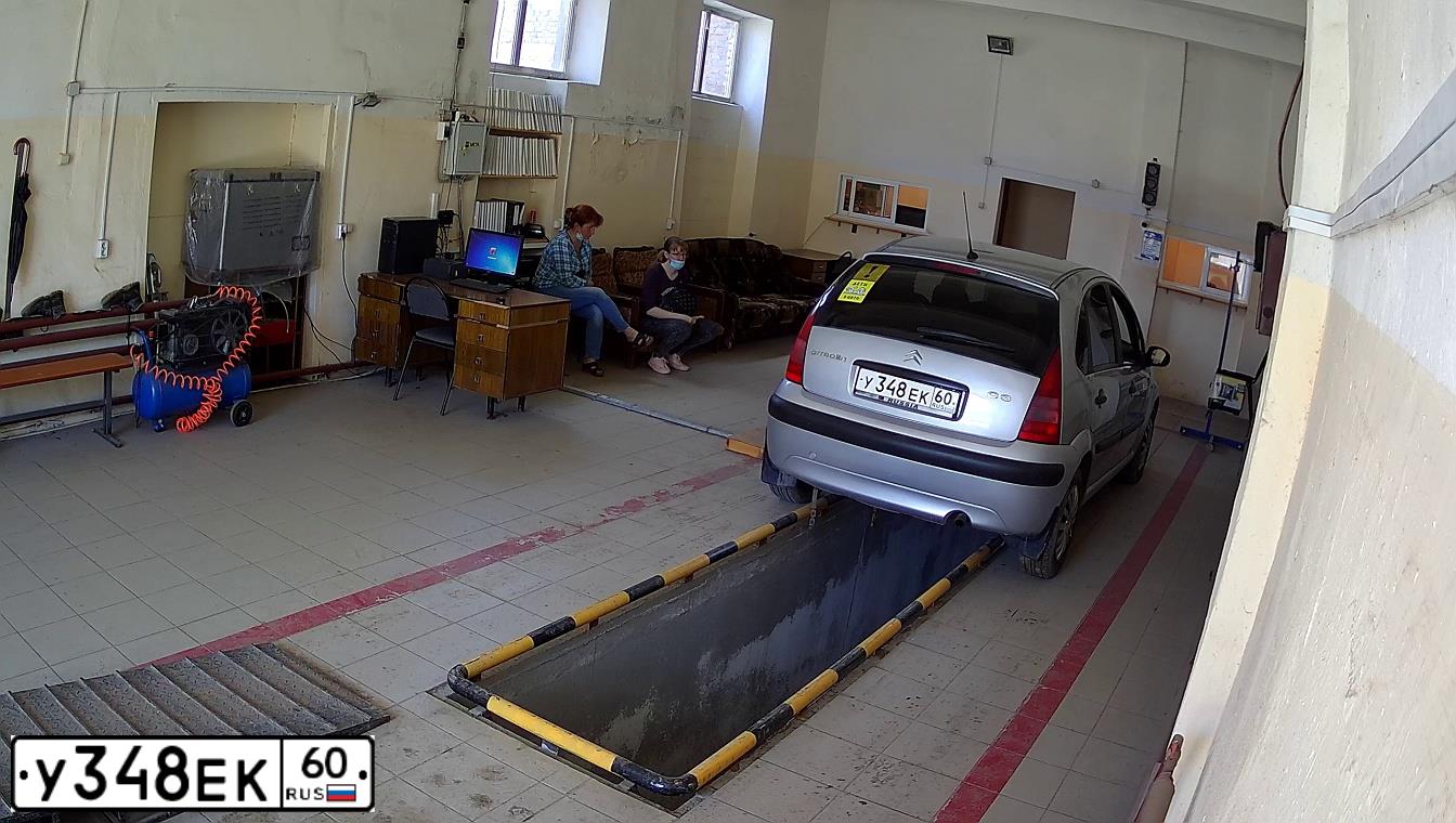 Фото автомобиля CITROEN C3, 2004 — госномер У348ЕК60. Цвет: БЕЛЫЙ (СЕРЕБРИСТЫЙ)