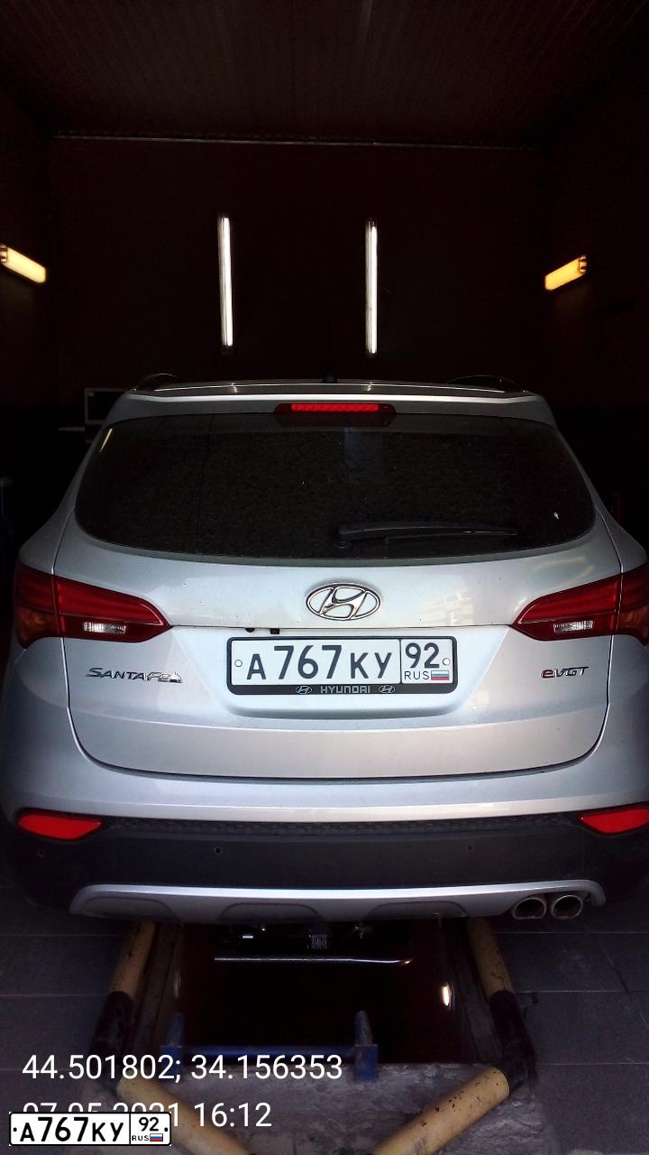 Фото автомобиля HYUNDAI SANTA FE, 2013 — госномер Х443АВ184. Цвет: СЕРЫЙ