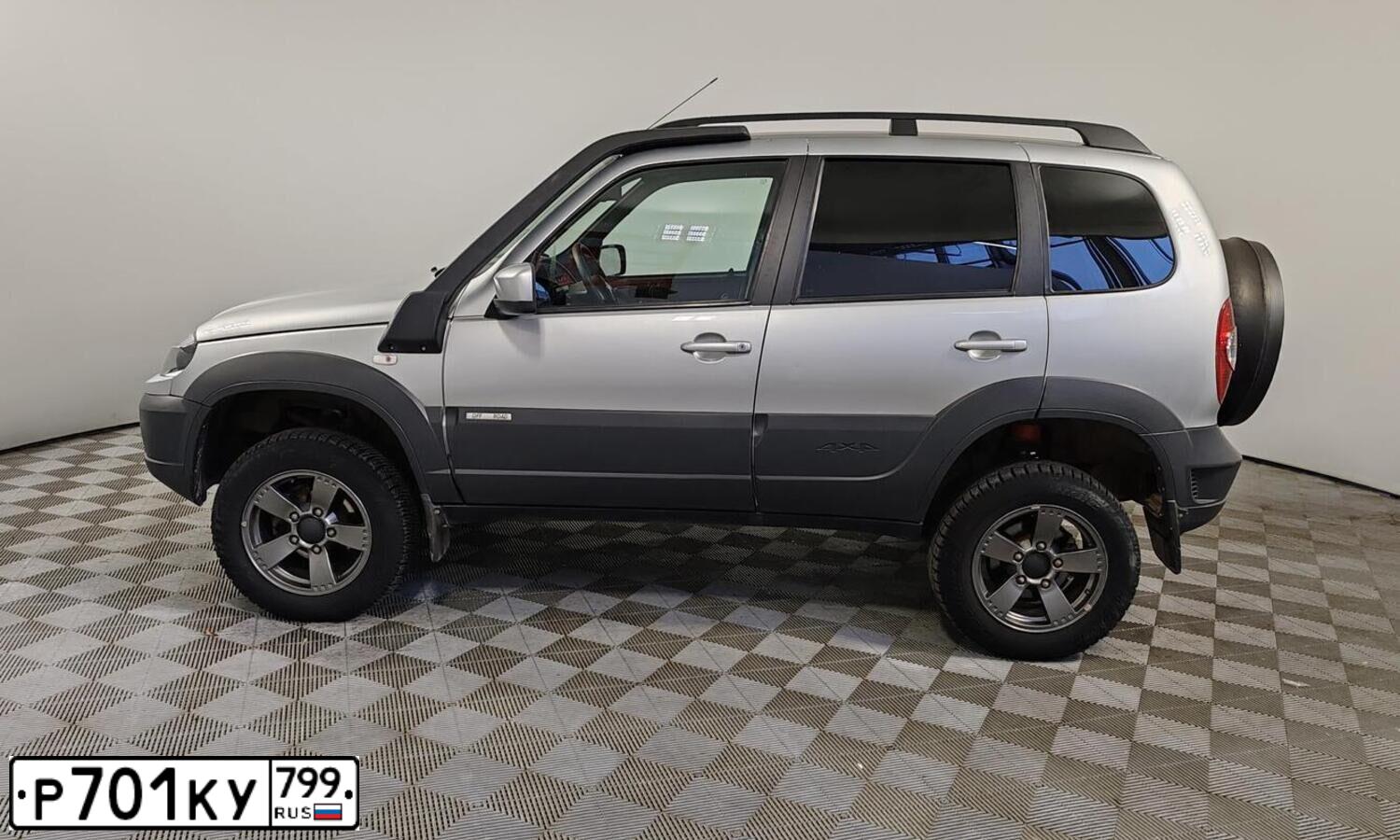 Фото автомобиля CHEVROLET NIVA, 2018 — госномер Р701КУ799. Цвет: СВЕТЛО-СЕРЕБРИСТЫЙ МЕТАЛЛ