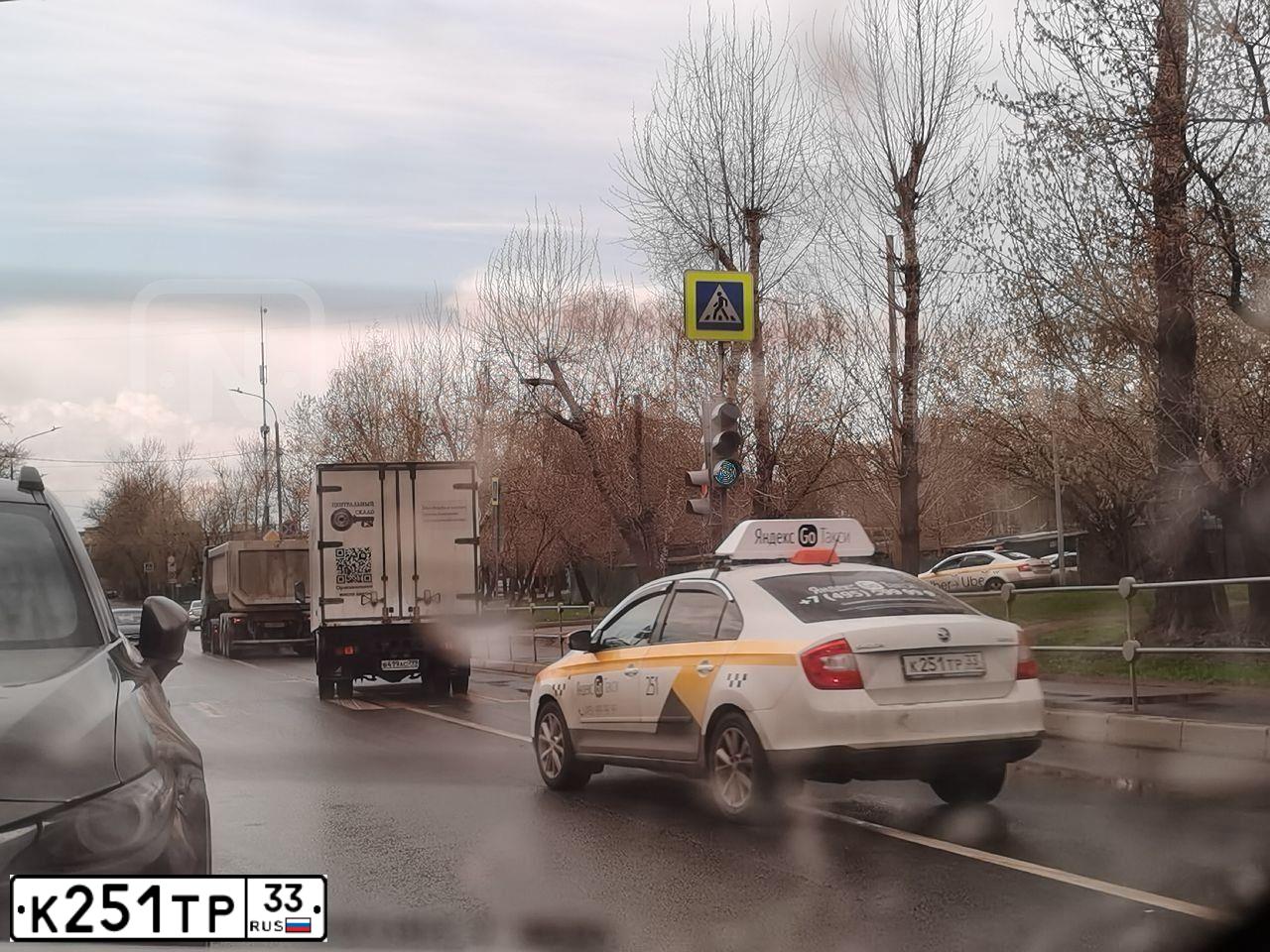 Фото автомобиля SKODA RAPID, 2015 — госномер Н792АР550. Цвет: БЕЛЫЙ-ЖЕЛТЫЙ-СЕРЫЙ