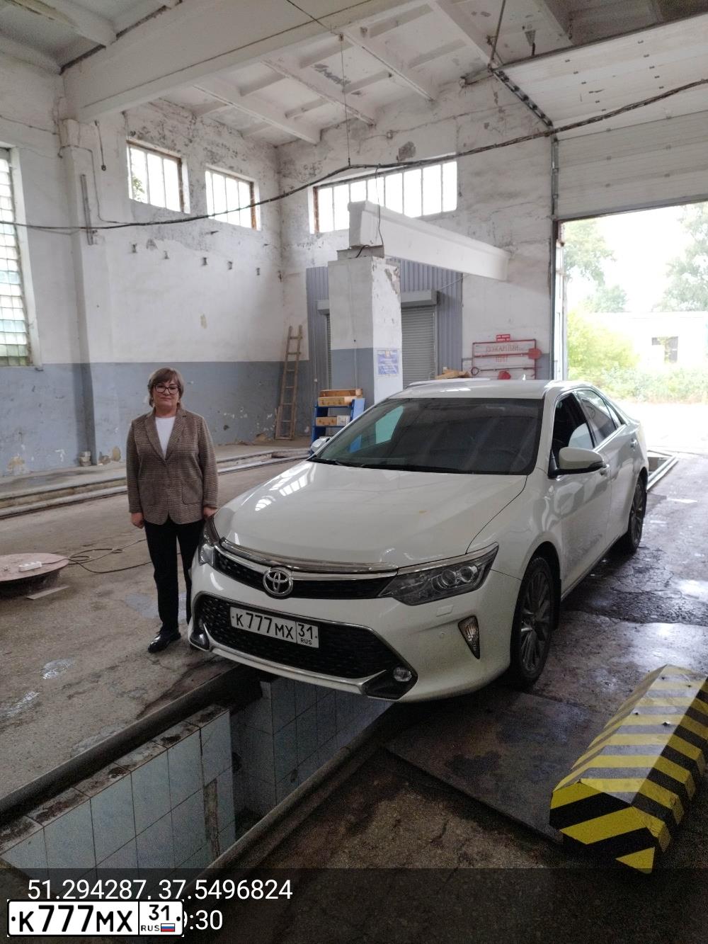 Фото автомобиля TOYOTA CAMRY, 2017 — госномер К777МХ31. Цвет: БЕЛЫЙ ПЕРЛАМУТР