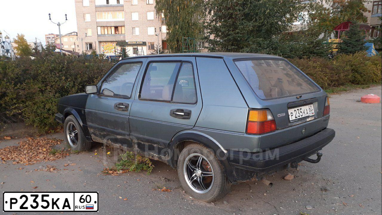 Фото автомобиля VOLKSWAGEN GOLF, 1989 — госномер Р235КА60. Цвет: СЕРО-ЗЕЛЕНЫЙ
