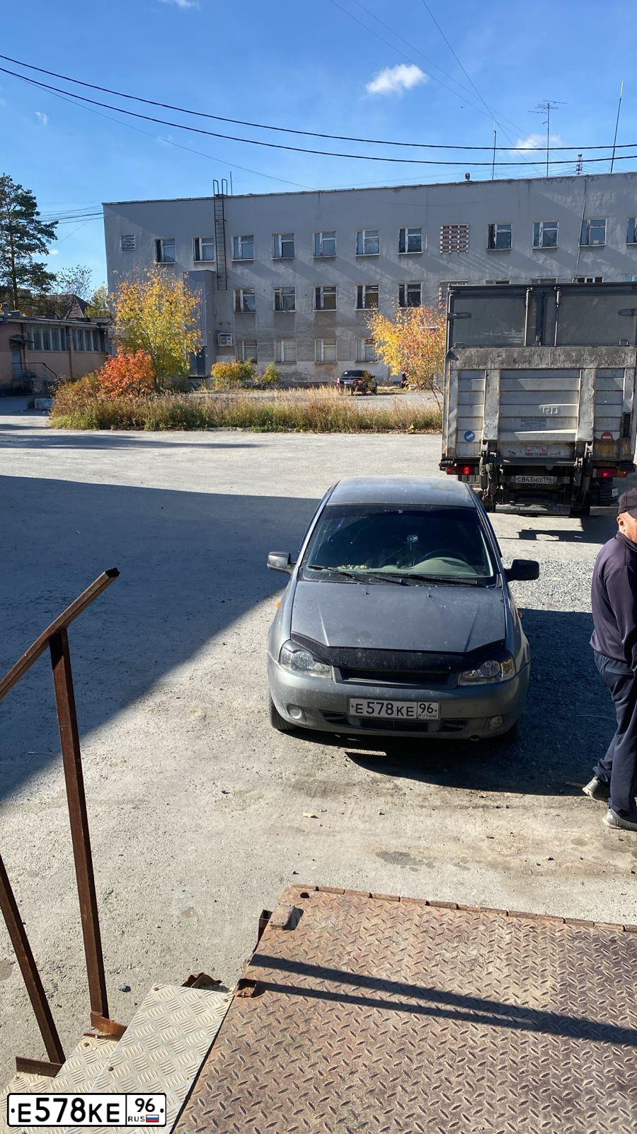 Фото автомобиля LADA 1118 KALINA, 2006 — госномер Е578КЕ96. Цвет: ТЕМНО-СЕРЫЙ